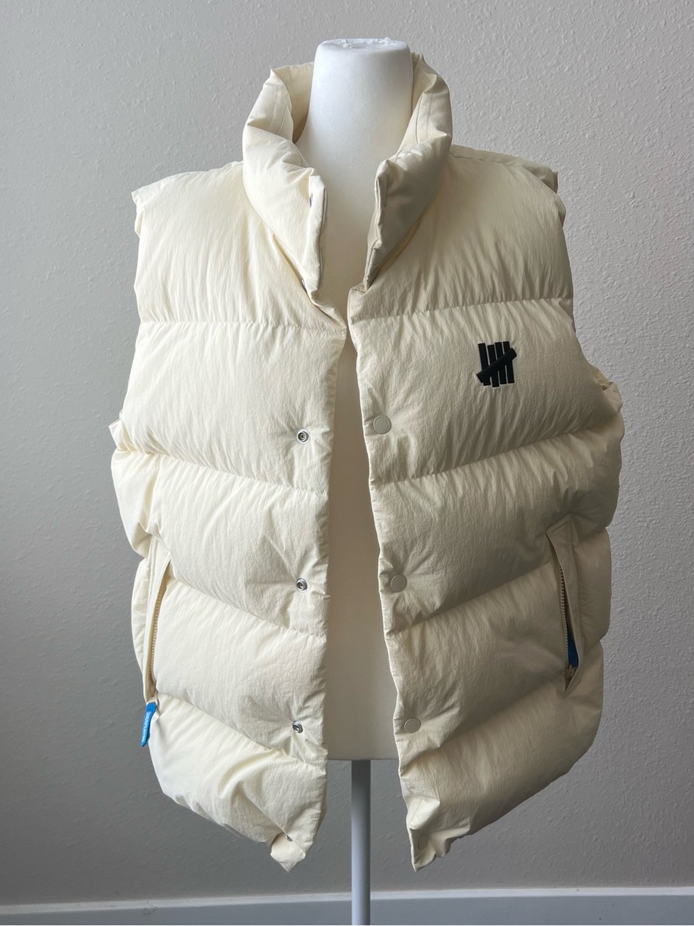 UNDEFEATED Luxury Streetwear Down Puffer Large Vest Cream Ivory Mens Large Rare
